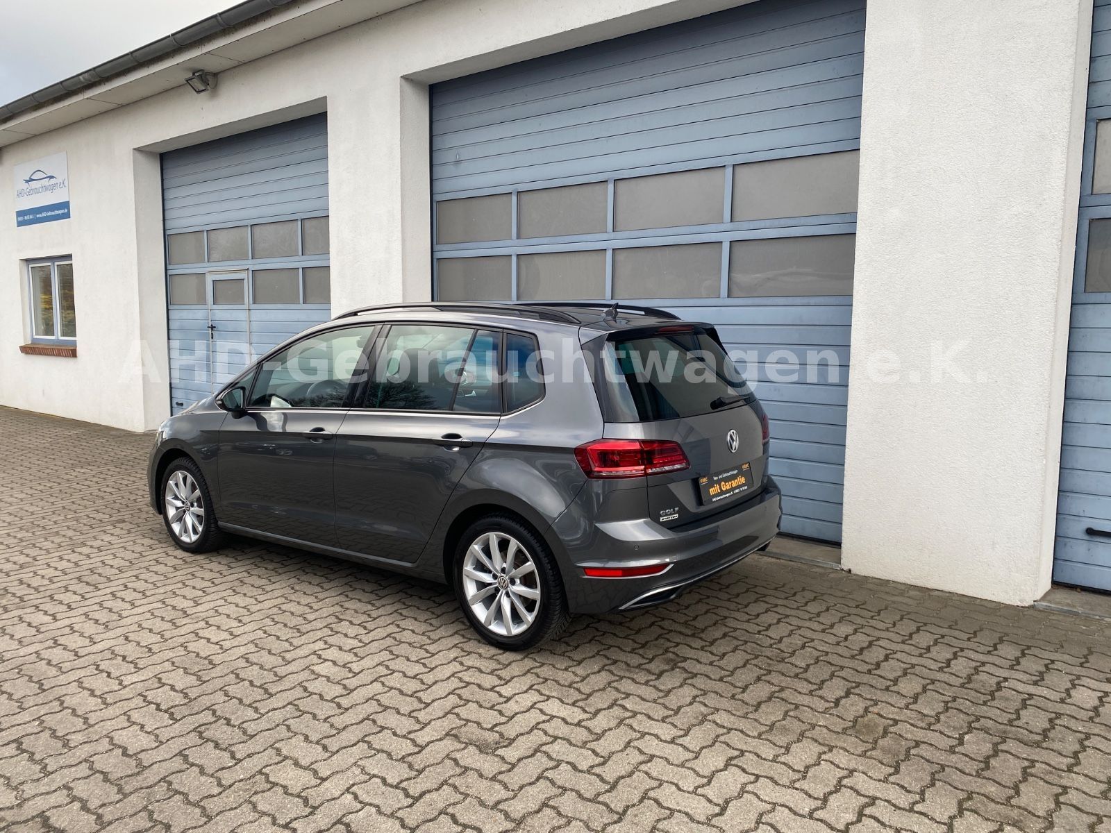 Fahrzeugabbildung Volkswagen Golf Sportsvan VII 1.5 TSI LED Navi PDC Kamera