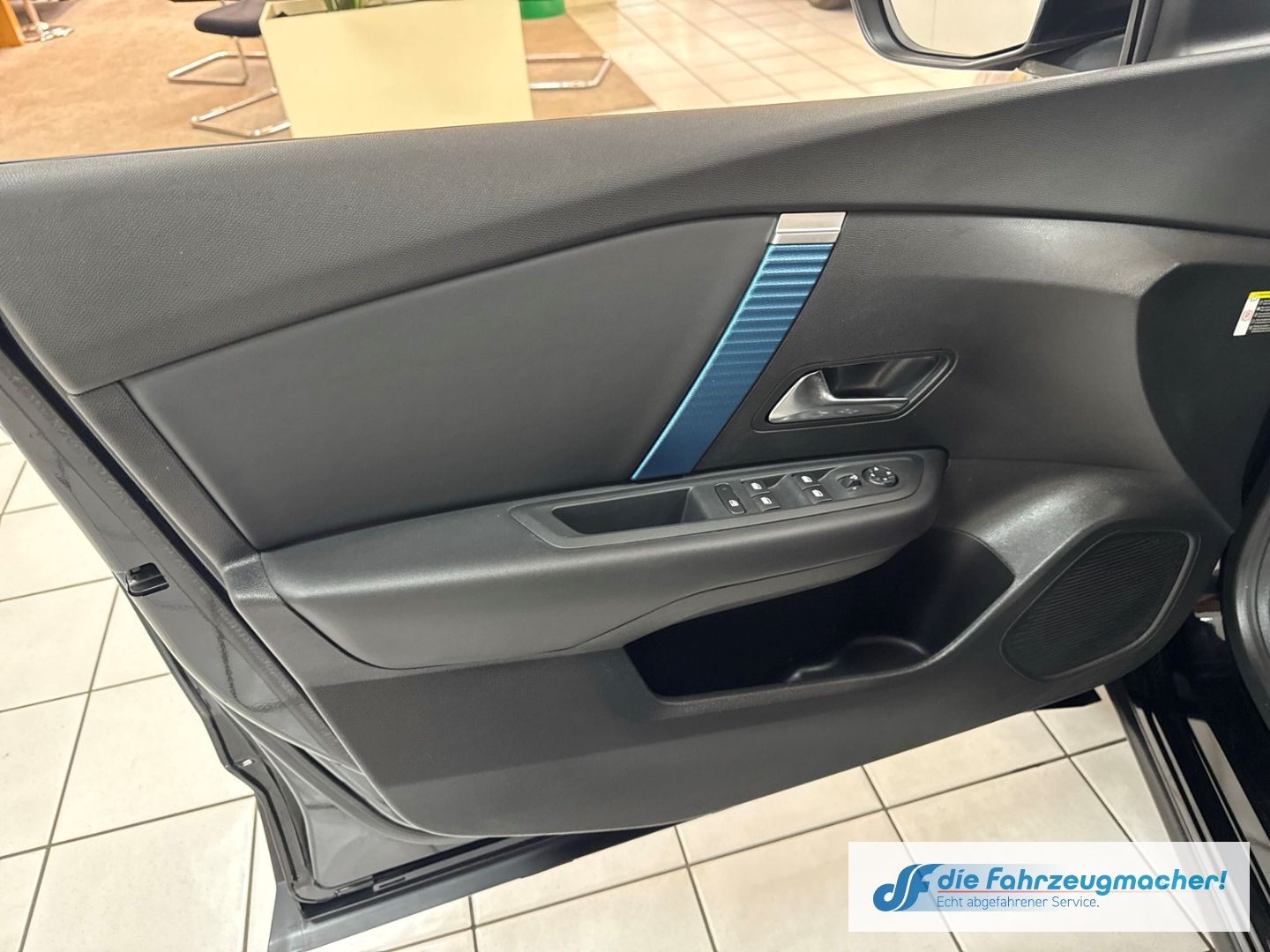 Fahrzeugabbildung Citroën C4 e - Shine HUD Navi 360 Kamera LED Apple CarPl
