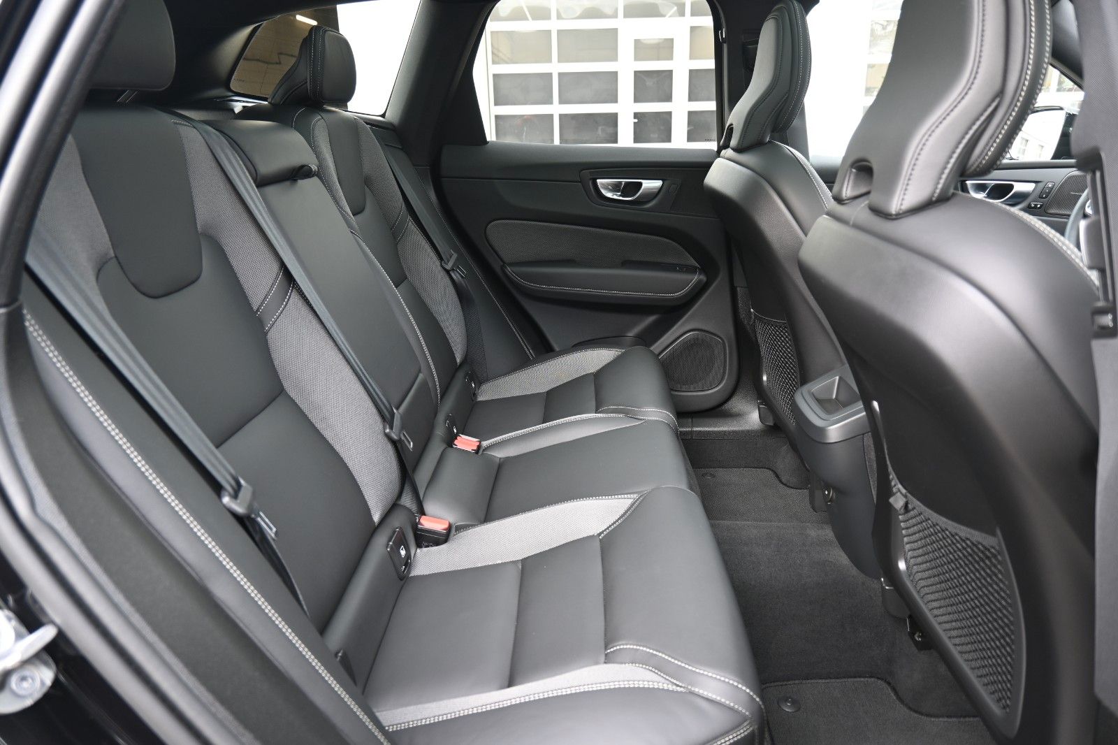 Fahrzeugabbildung Volvo XC60 B4 D Plus Dark*STDHZG*PANO*360°*ACC