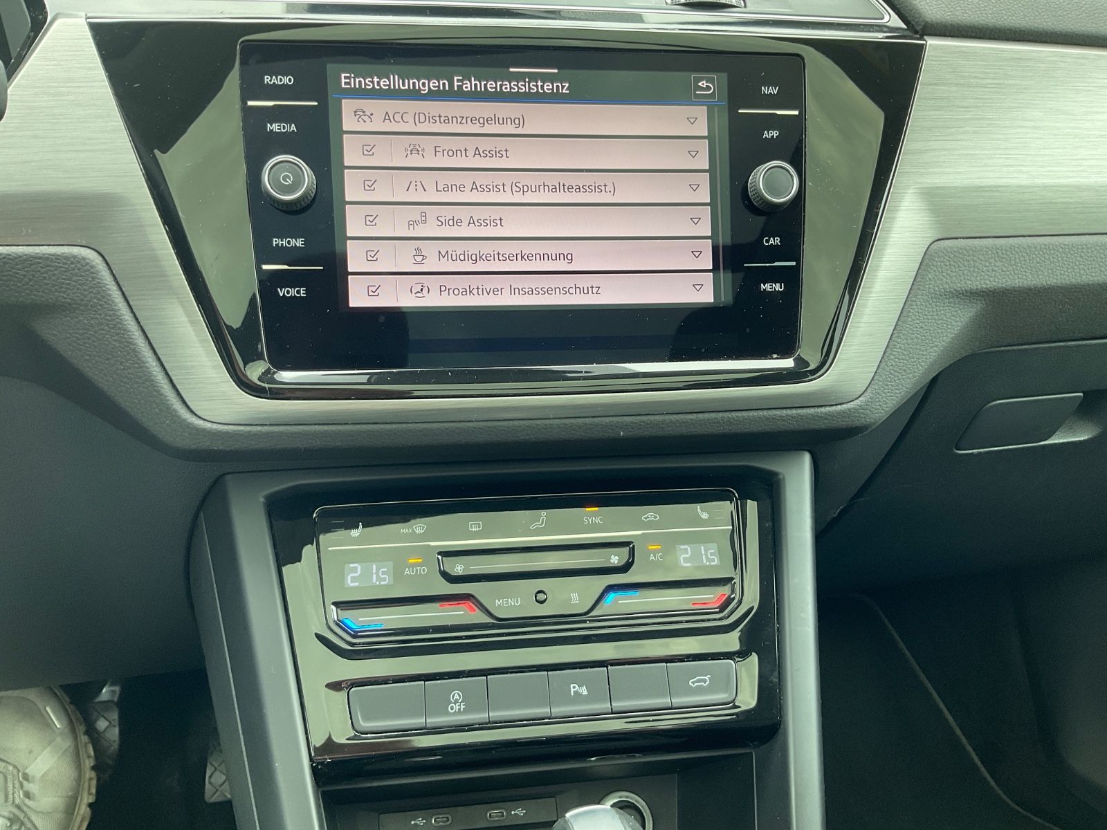 Fahrzeugabbildung Volkswagen Touran 1.5 TSI DSG,7 Sitze,AHK,Standheizung,Pano