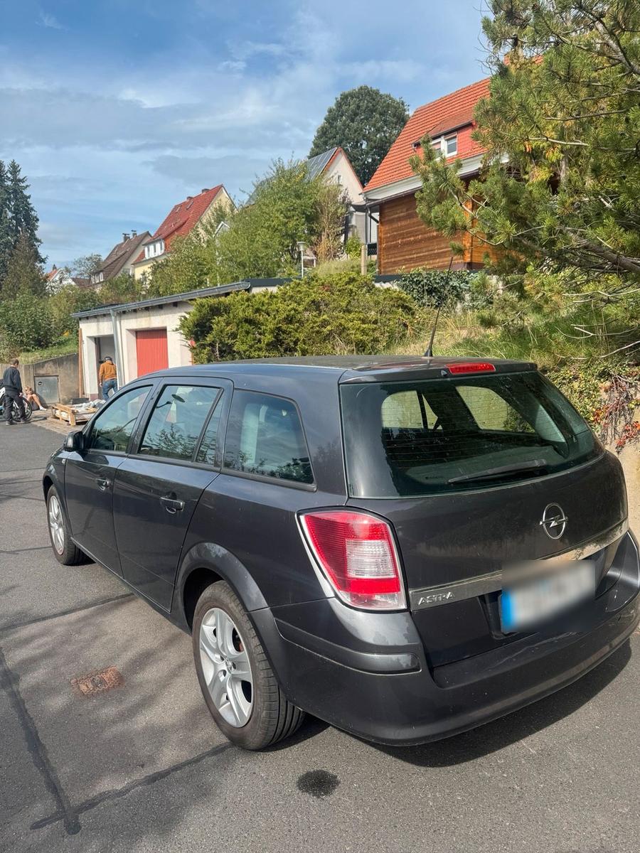 Opel Astra 2009 — rear view