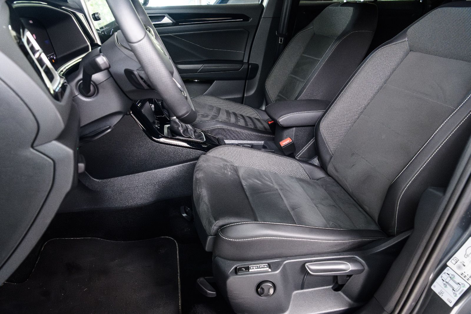 Fahrzeugabbildung Volkswagen T-Roc R-Line 1.5 TSI DSG LED+AHK+KAMERA+ACC+SHZ