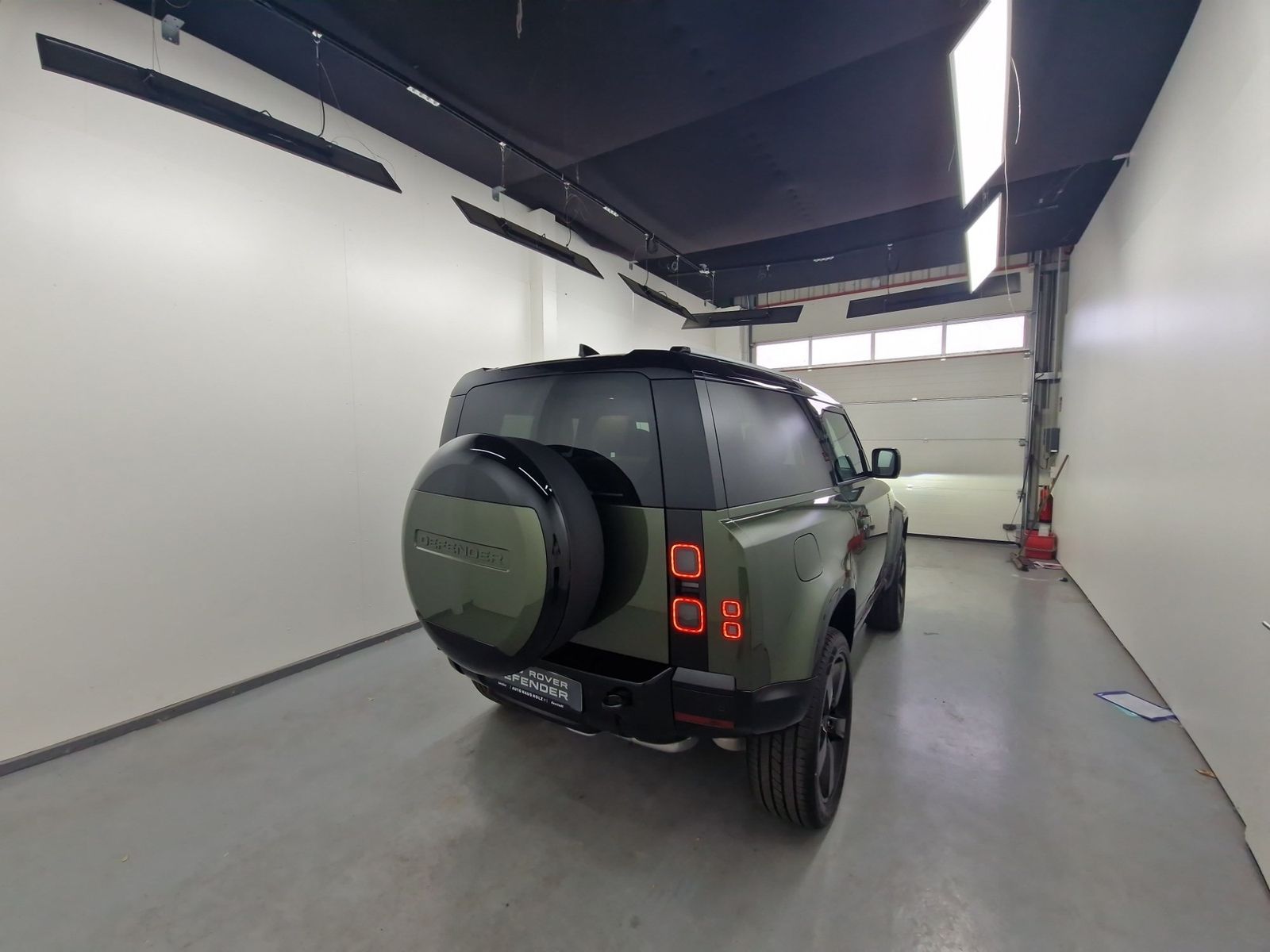 LAND ROVER Defender 90 D350 X-Dynamic SE AHK Matrix 22-Zoll – Bild 4