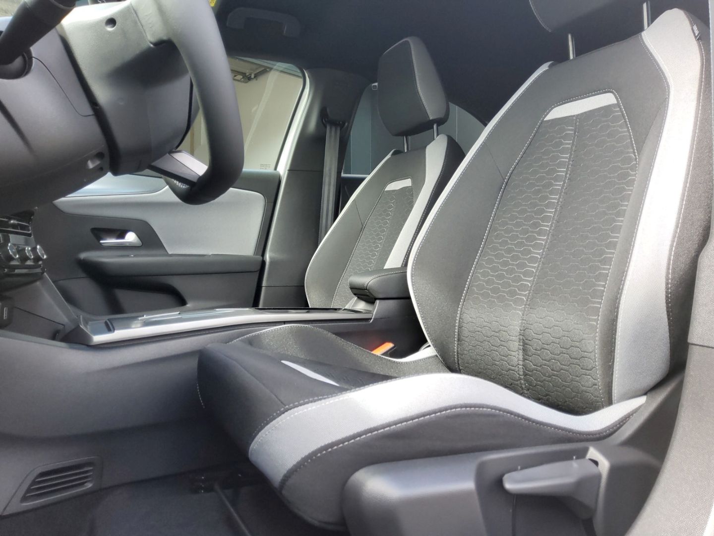 Fahrzeugabbildung Opel Mokka-e Edition Wärmepumpe Komfort-Paket LED Car