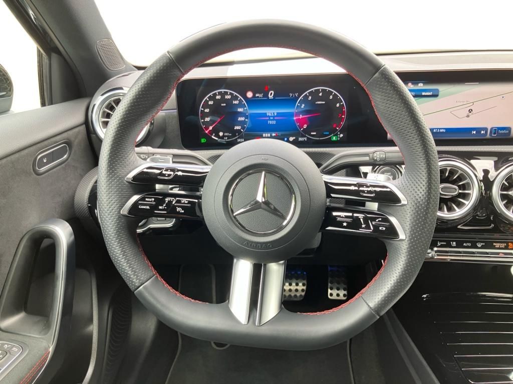 Fahrzeugabbildung Mercedes-Benz A 200 AMG*AHK*DISTR*KAMERA*KEYLESS*NAVI*LED