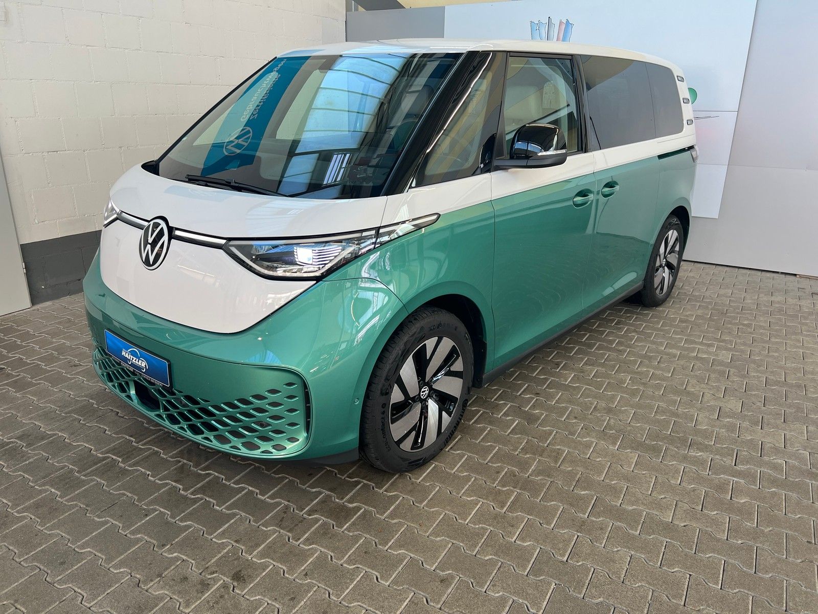 Fahrzeugabbildung Volkswagen ID.Buzz Pro 150 KW +AHK + Kamera + Navi + Design - mit KI generiert/bearbeitet