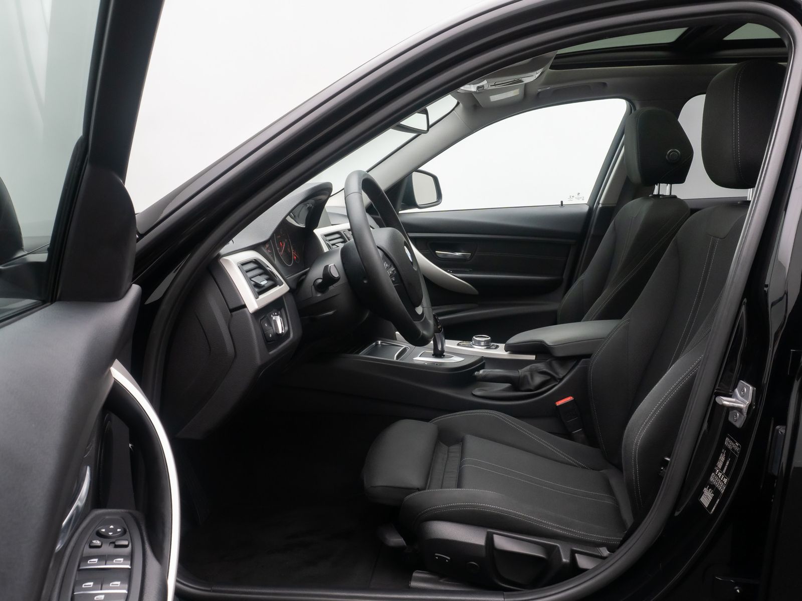 Fahrzeugabbildung BMW 320d GeschwindigReg PDC Panorama LED Sportsitz