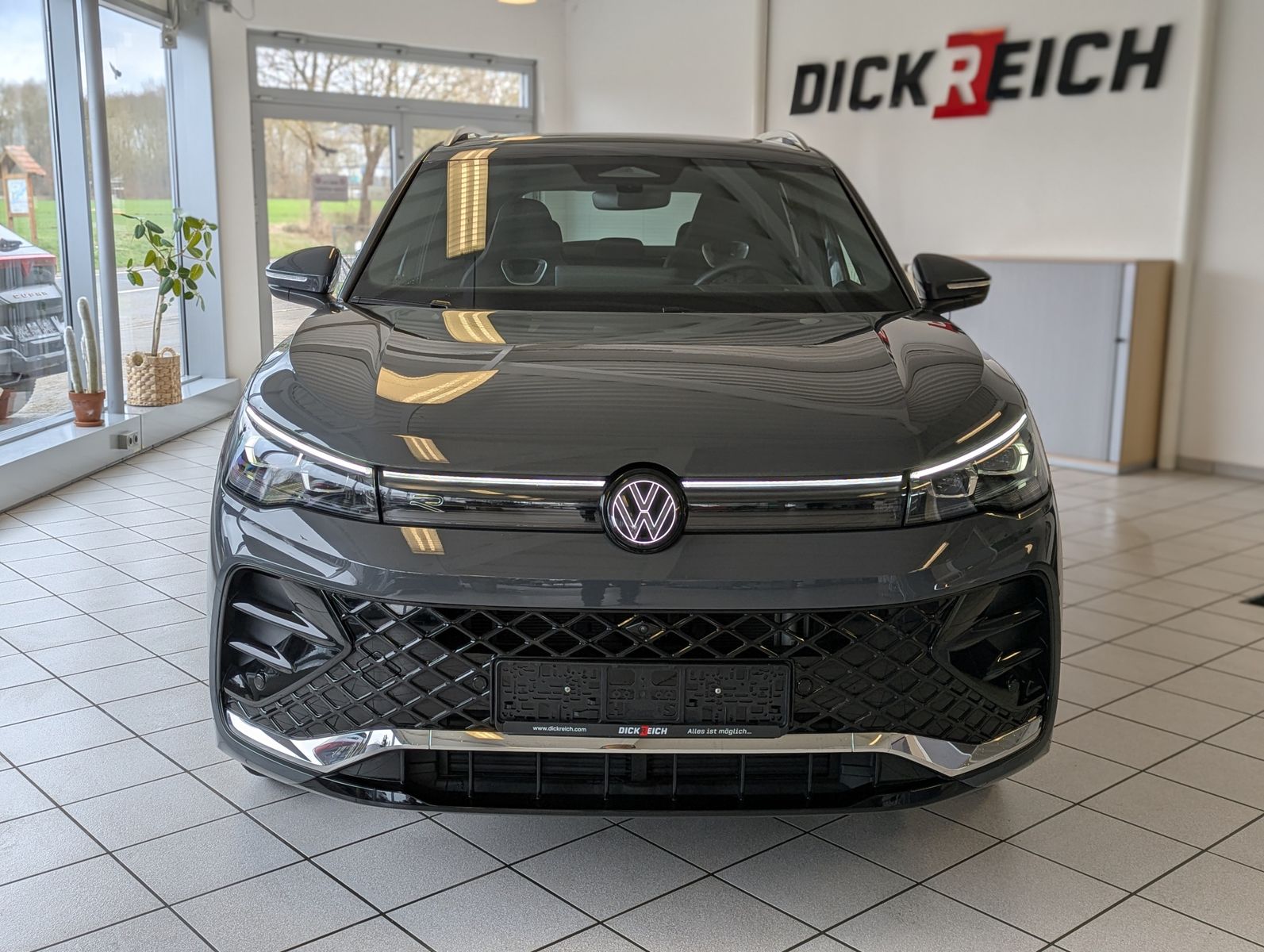 Imagen del vehículo Volkswagen Tiguan 2.0TDI R-Line 4M Pano Negro AHK Matrix 20
