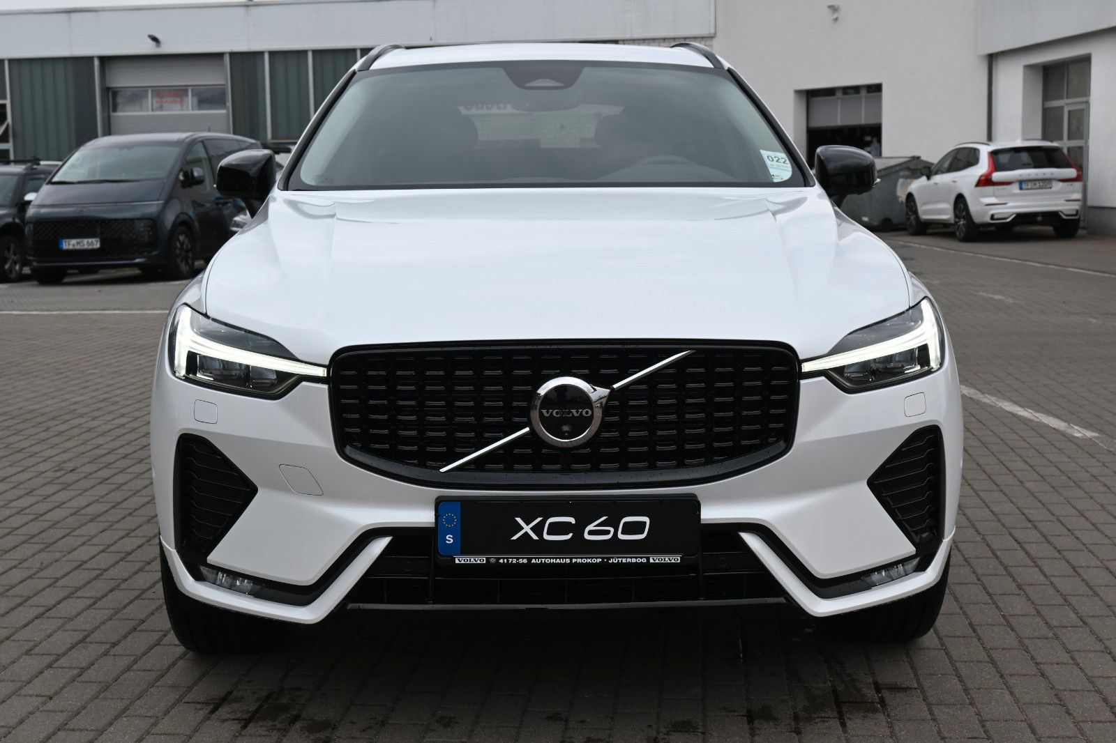 Fahrzeugabbildung Volvo XC60 B4 D Autom. Plus Dark*STDHZG*360°*H&K*ACC