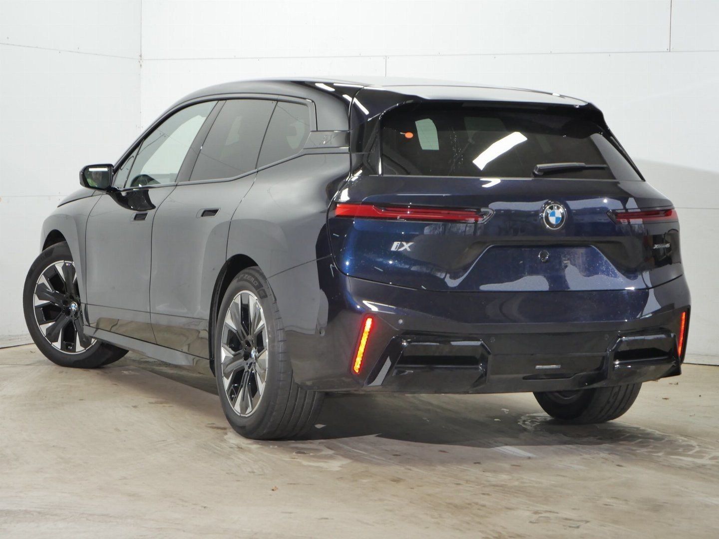 Fahrzeugeinzelansicht 16 Fahrzeugabbildung BMW iX xDrive45 M Sportpaket Glasdach Sky Lounge, Ak