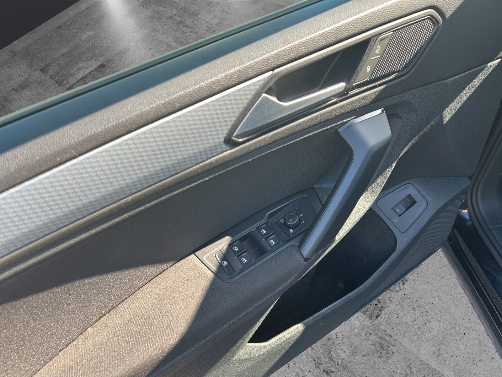 Fahrzeugabbildung Volkswagen Tiguan Life TDI DSG 4M LED ACC AHK LRHzg SH Rear