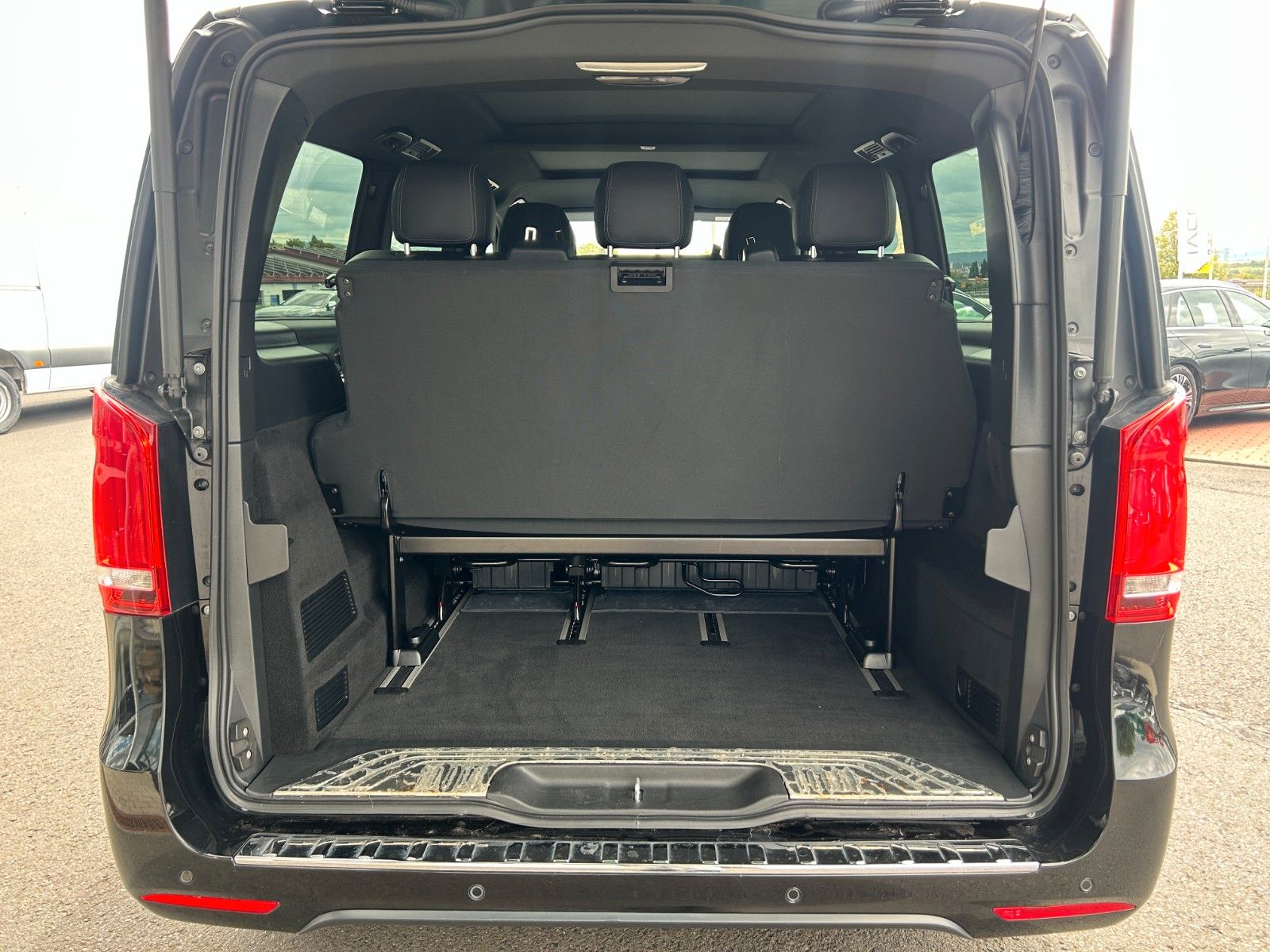 Fahrzeugabbildung Mercedes-Benz EQV 300 AVA PANORAMA LIege-Paket DISTRONIC