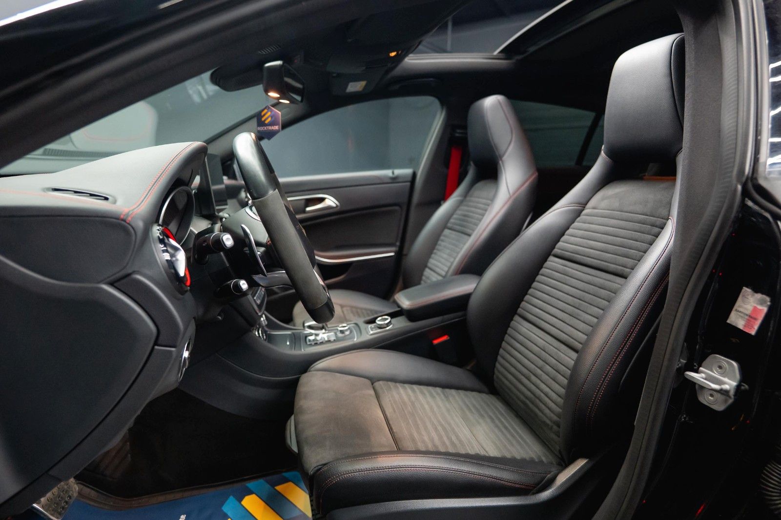Fahrzeugabbildung Mercedes-Benz CLA 45 AMG 4Matic Performance Night *Pano*LED*