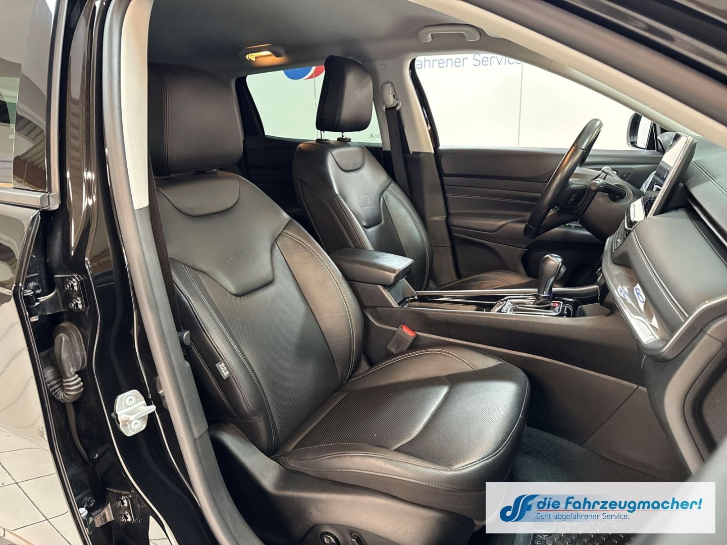 Fahrzeugabbildung Jeep Compass S Plug-In Hybrid 4WD Navi Soundsystem 36