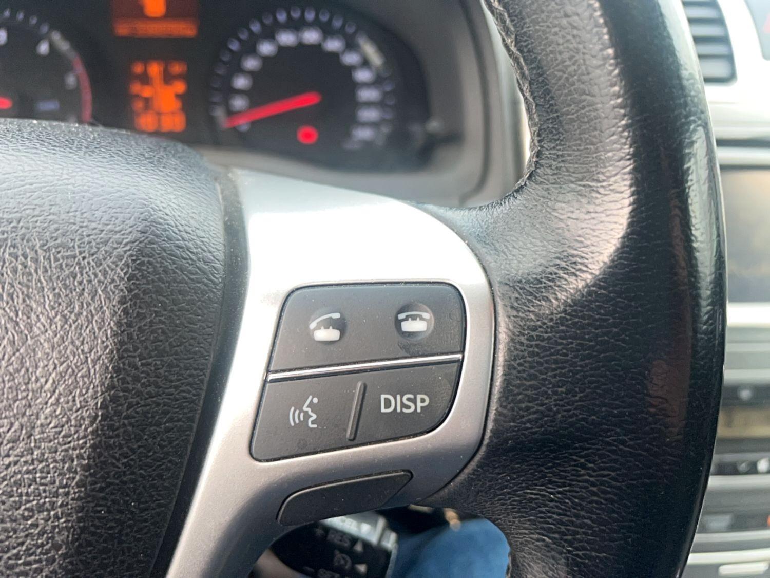 Toyota Avensis 2012 — photo 18
