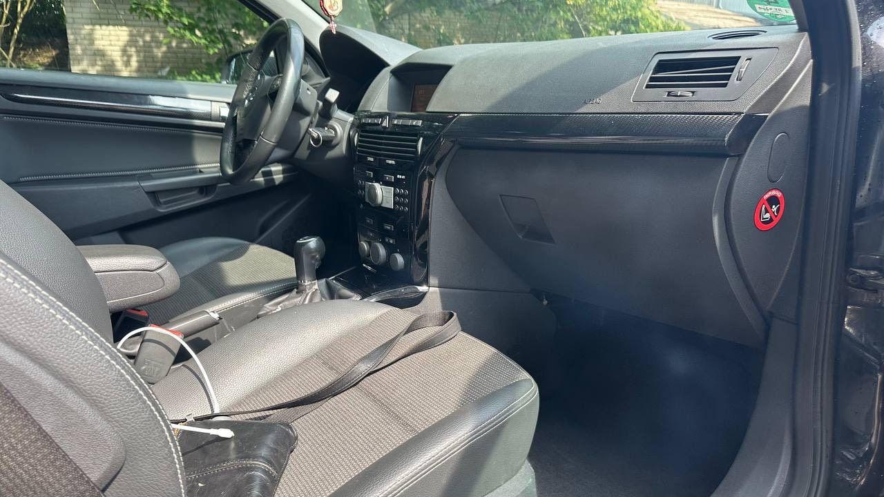 Opel Astra 2009 — photo 8