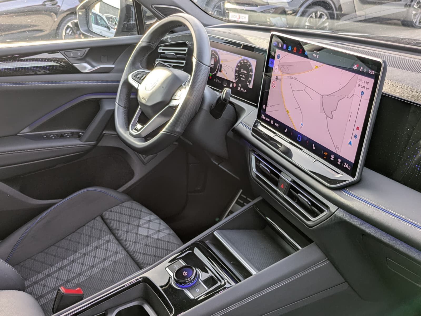 Fahrzeugabbildung Volkswagen Tiguan 2.0 TDI 4M R-Line PANO*H&K*AHK*MATRIX*20"