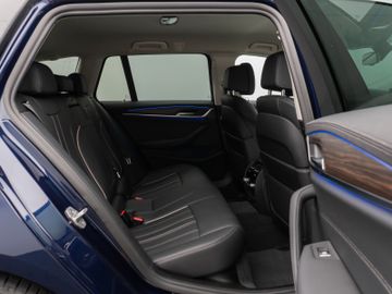 Fahrzeugabbildung BMW 520d xD Luxury Line Kamera HUD DAB HiFi DisplKey