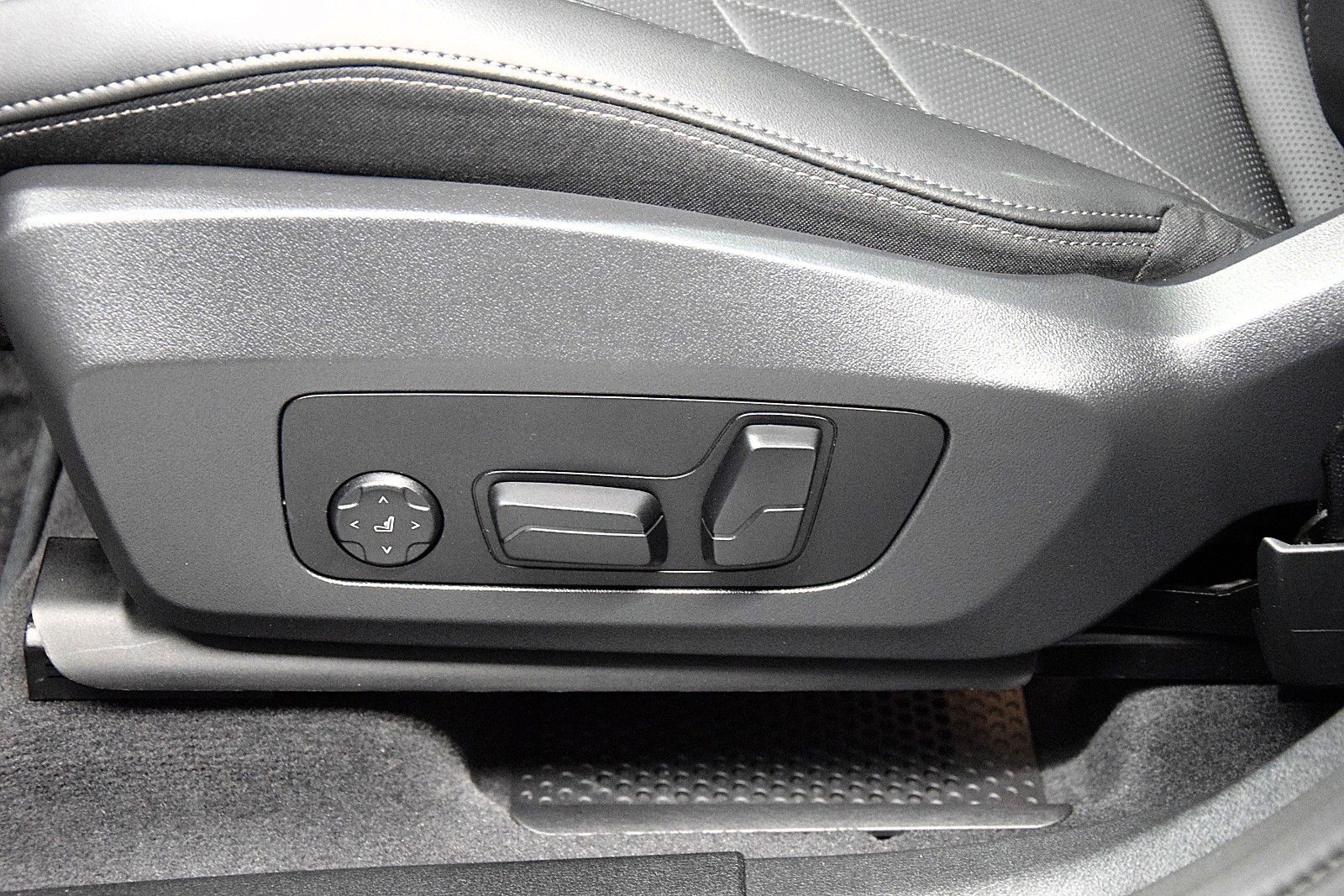 Fahrzeugabbildung BMW X1 sDrive 20 i M Sport Pano ACC HuD Memory H&k