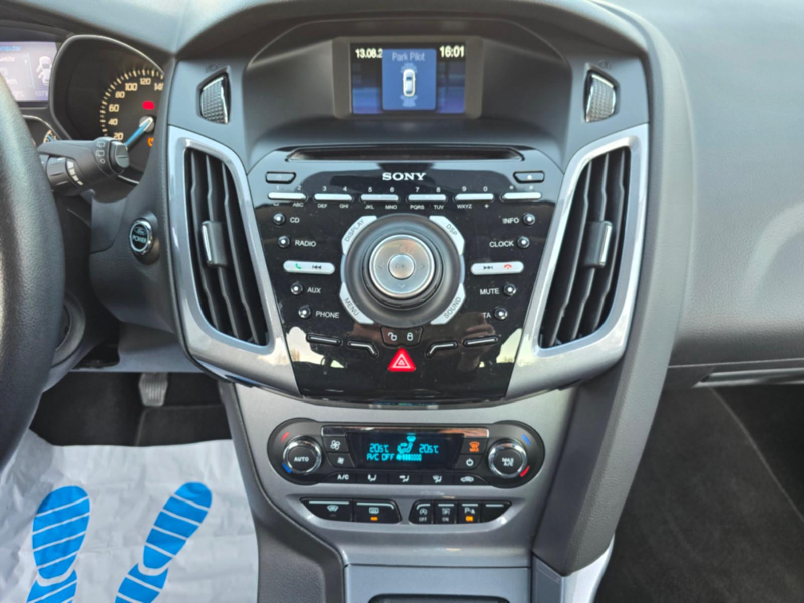 Ford Focus 2012 — photo 24