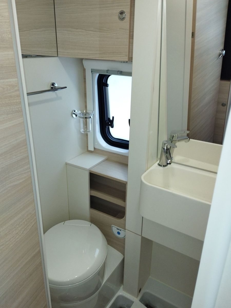 Fahrzeugabbildung Eura Mobil Van V 635 HB Captain-Chair-Sitze, Skyroof, RFK