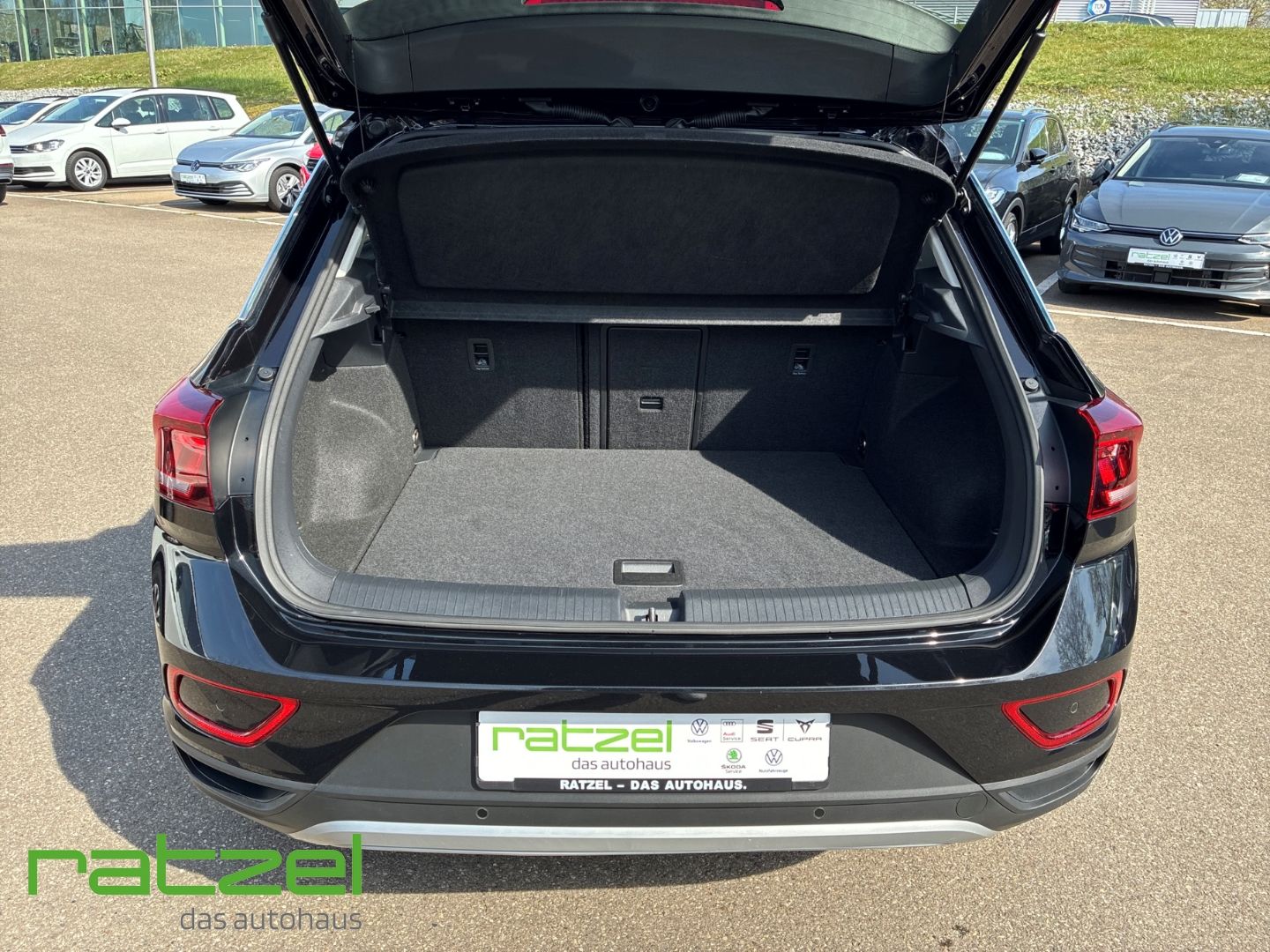 Fahrzeugabbildung Volkswagen T-Roc 1.5 TSI Life Digitales Cockpit LED DAB SHZ