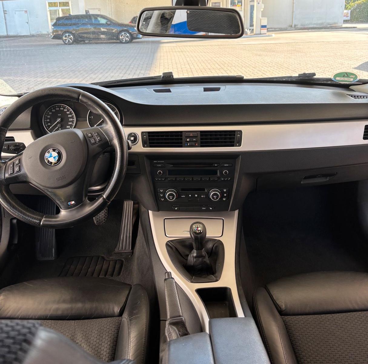 BMW 318 2010 — engine 143 HP (105kW)