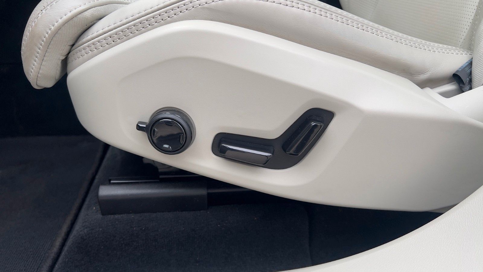 Fahrzeugabbildung Volvo XC60 B5 D Ultimate Bright AWD*AHK*STHZG*Massage*