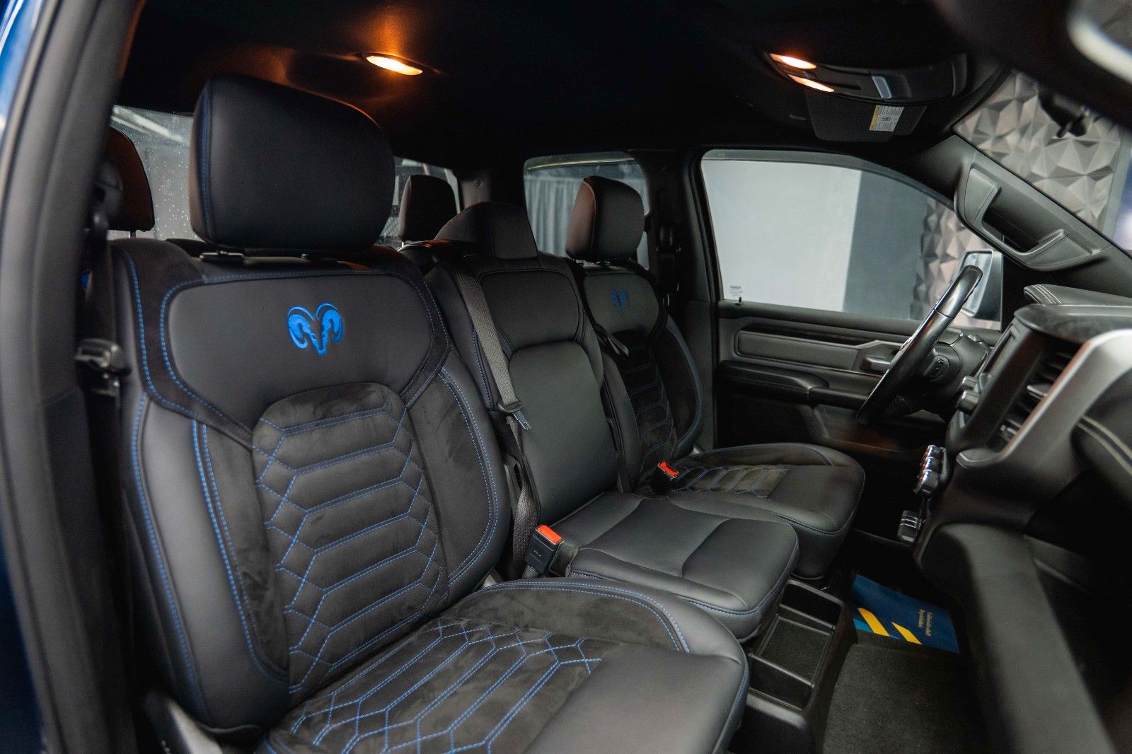 Fahrzeugabbildung Dodge RAM 5.7 V8 HEMI 4x4 OFFROAD NightEdition LONGBED