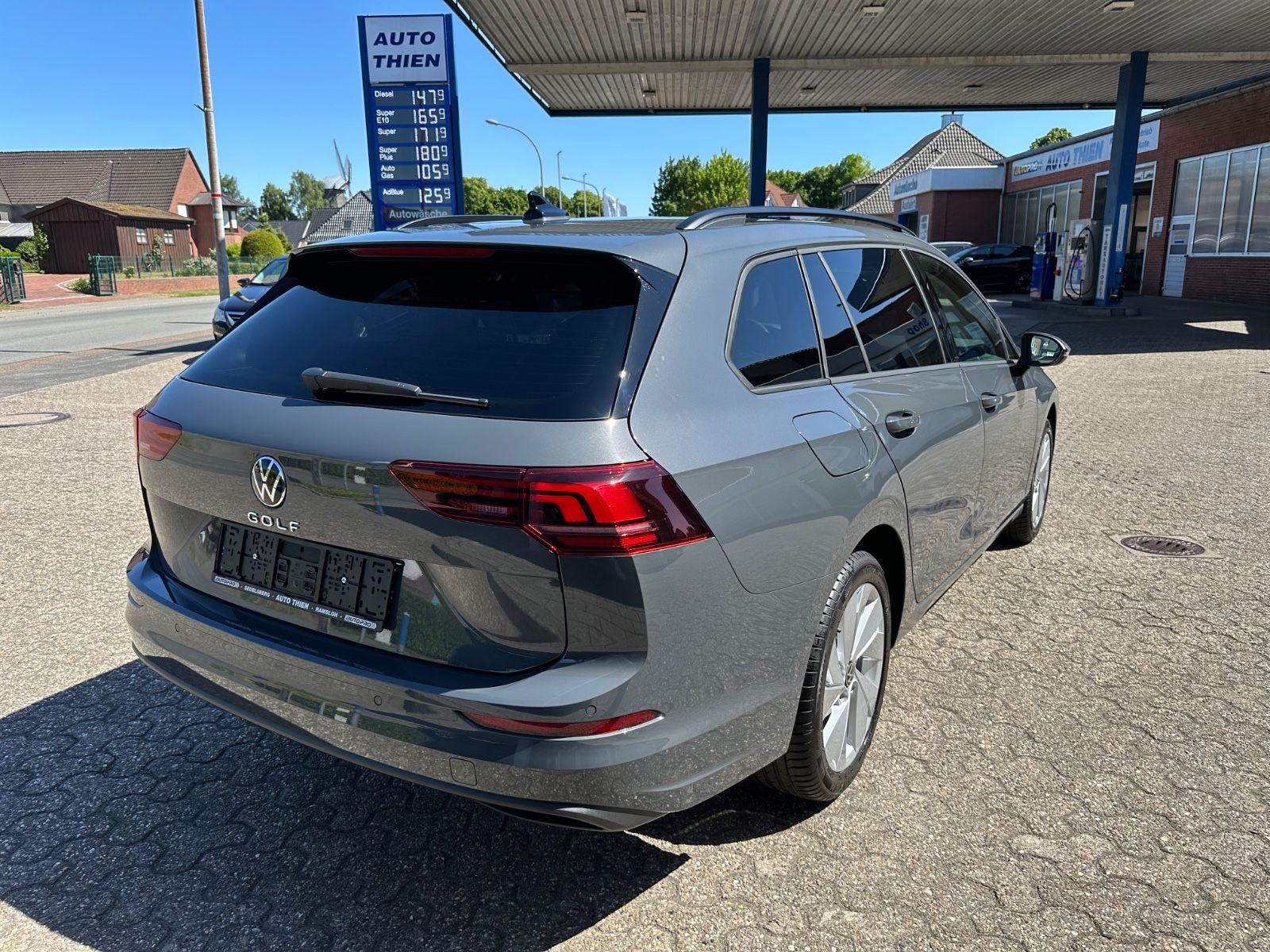 Fahrzeugabbildung Volkswagen Golf VIII Variant 1.5 TSI Life Navi/ACC/LED/Shzg