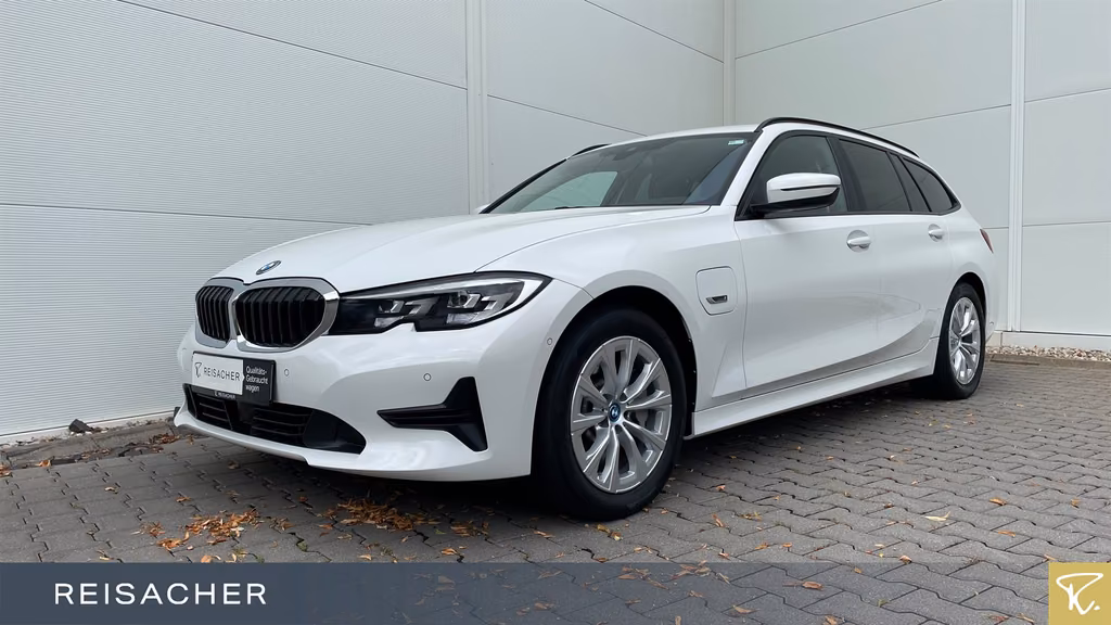 BMW 330e A xDrive Tou AdvantageAHKLCProfACC 2022