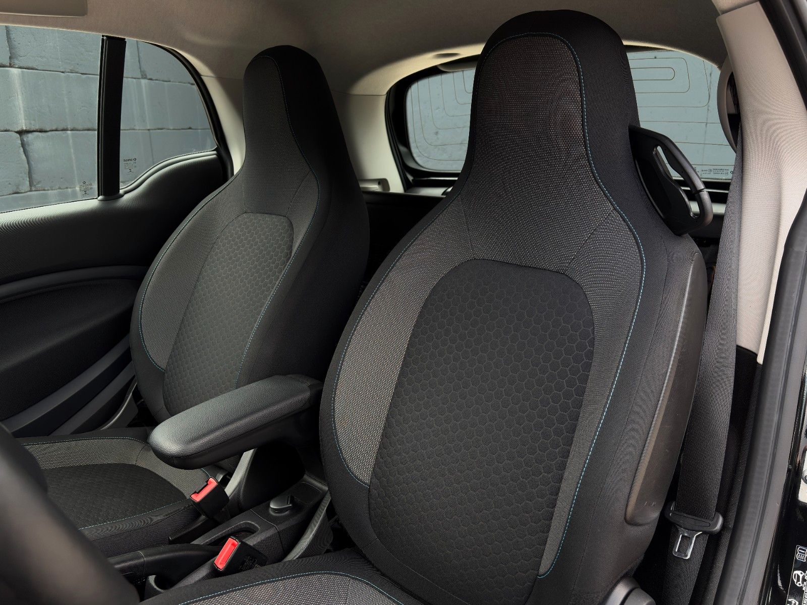 Fahrzeugabbildung Smart ForTwo Coupe EQ 60kW SHZ PDC Temp. Klima CarPlay