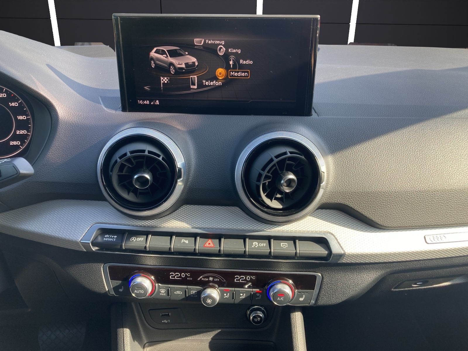 Fahrzeugabbildung Audi Q2 35 TFSI S line LED AVC Navi ACC RFK SH