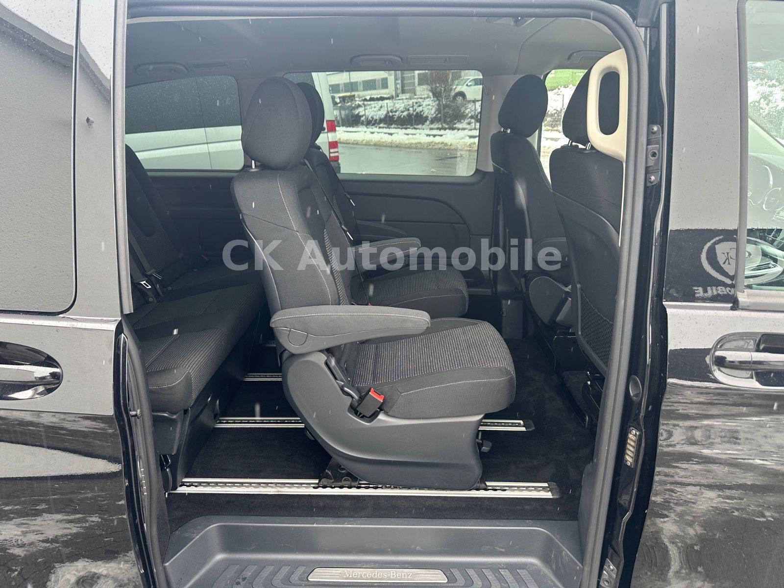 Fahrzeugabbildung Mercedes-Benz V 300d EDITION Kompakt/7 Sitze/Navi/LED/AHK