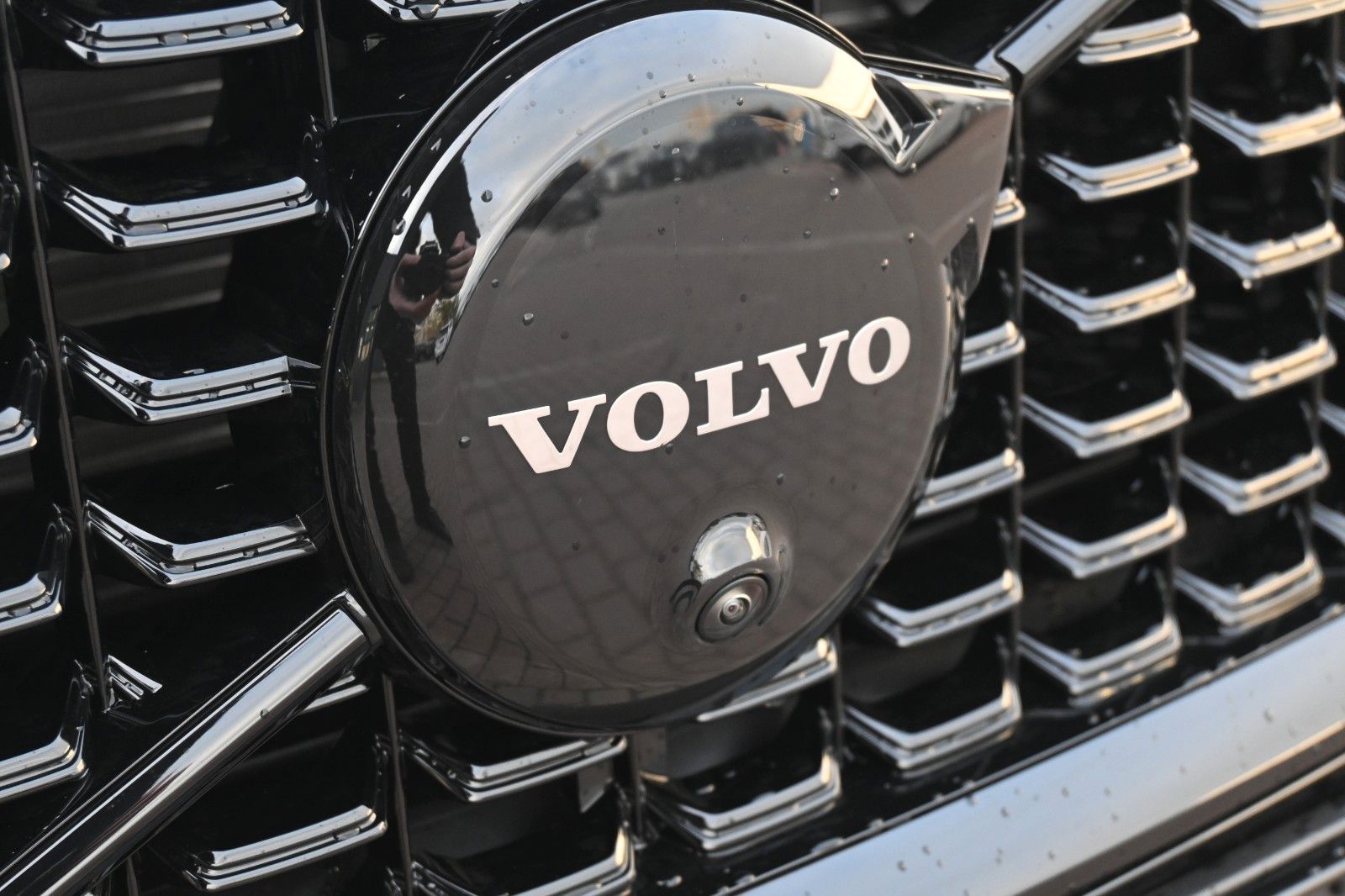 Fahrzeugabbildung Volvo XC60 B5 AWD Plus Black Edition*H&K*360°*ACC*AHK