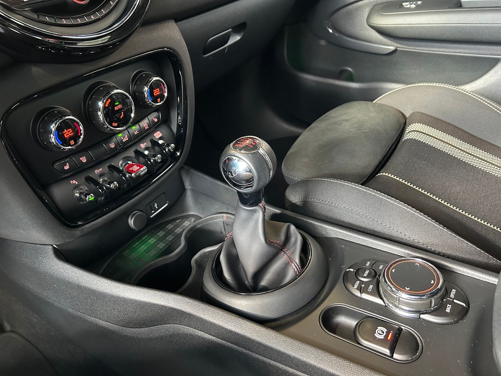 Fahrzeugabbildung MINI Clubman Cooper S LED NAVI ALU