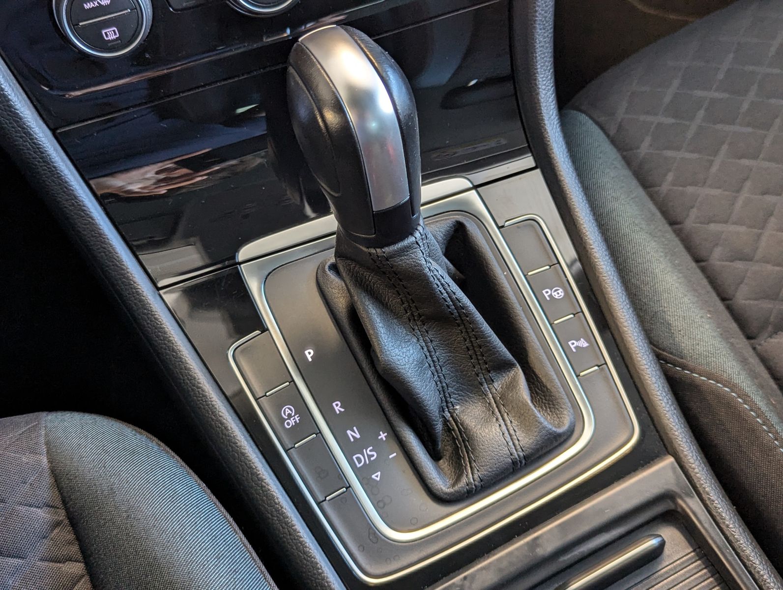 VW Golf 2.0 TDI DSG IQ.DRIVE App-Connect ACC AHK - Image 22