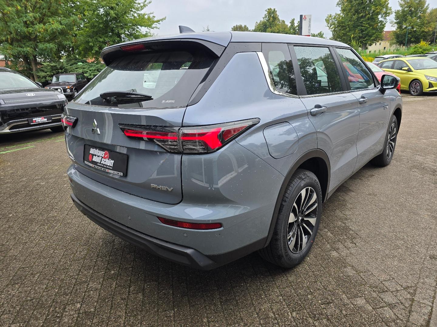 Mitsubishi Outlander 2.4L PHEV BASIS