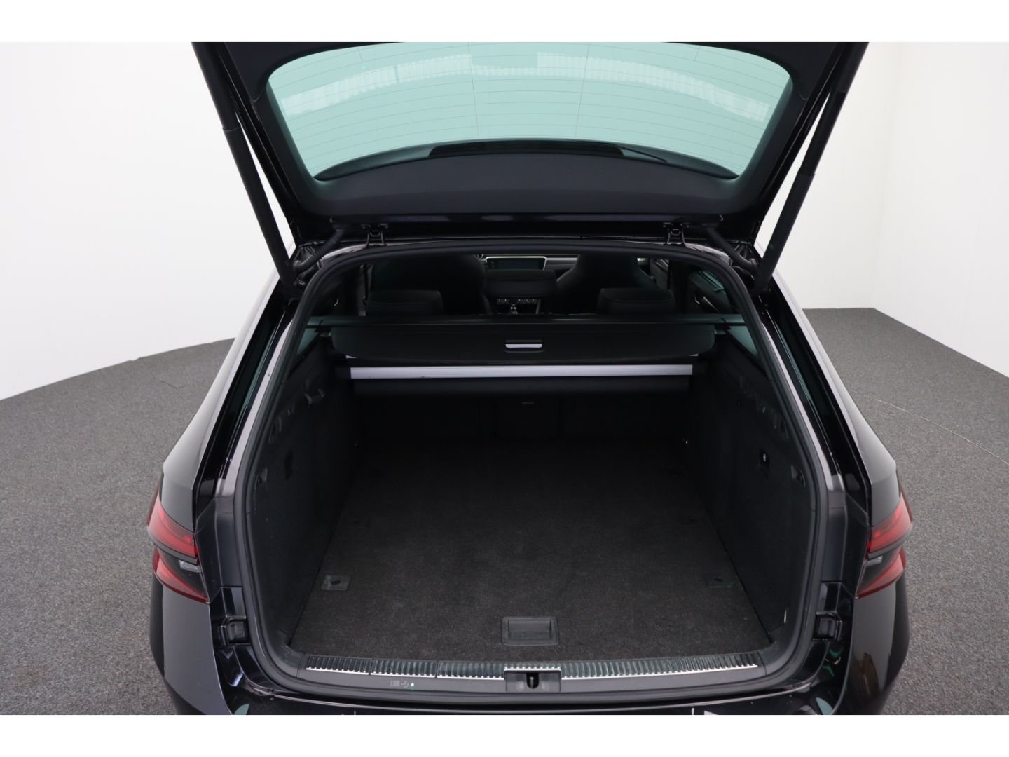 Fahrzeugabbildung SKODA Superb Combi SportLine 4x4 Digi Cockpit 360 Kame