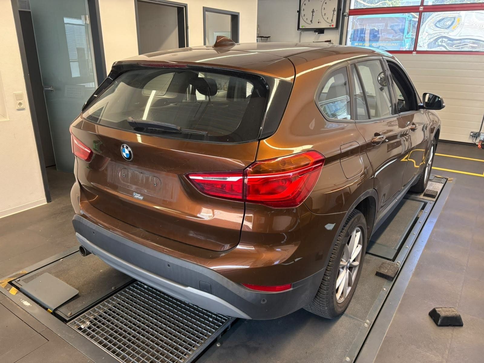 Fahrzeugabbildung BMW X1 sDrive 18i Advantage/PDC/SHZ/NAVI/