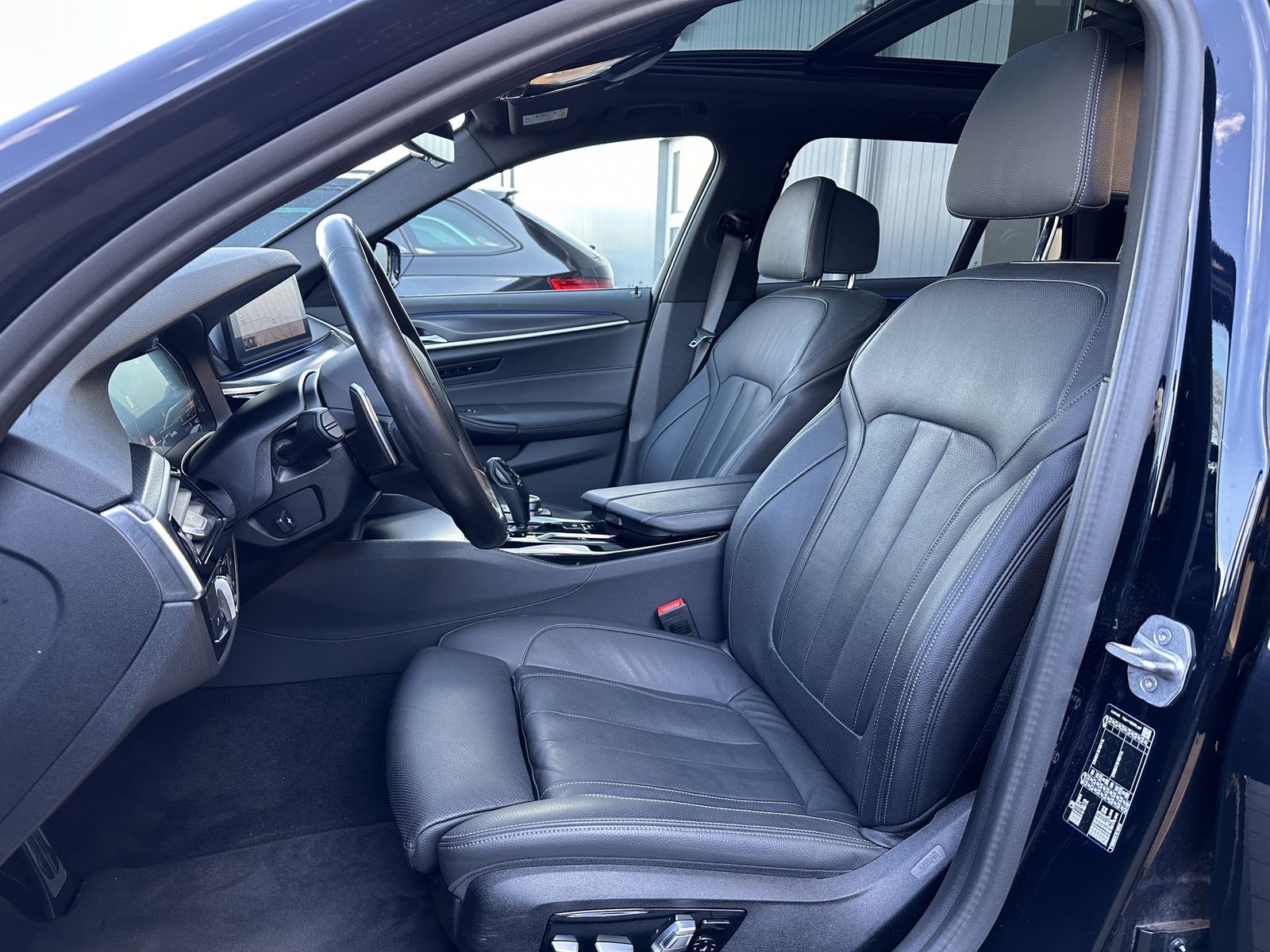Fahrzeugabbildung BMW 520d Touring M-Sport NAV+LASER+AHK+PANO+HUD+20ZO