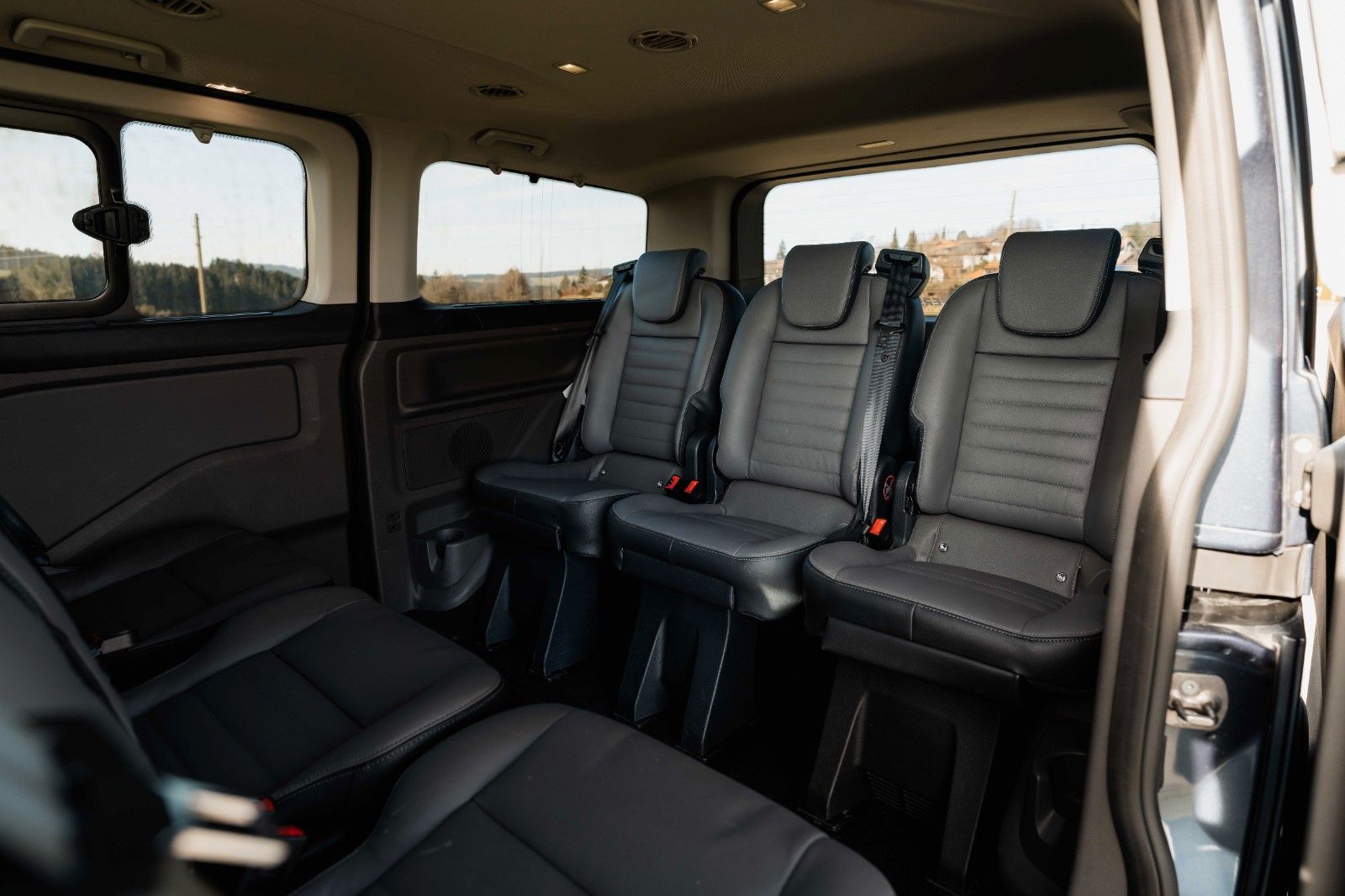 Fahrzeugabbildung Ford Tourneo Custom Bi-Xenon AHK Navi 8-Sitzer