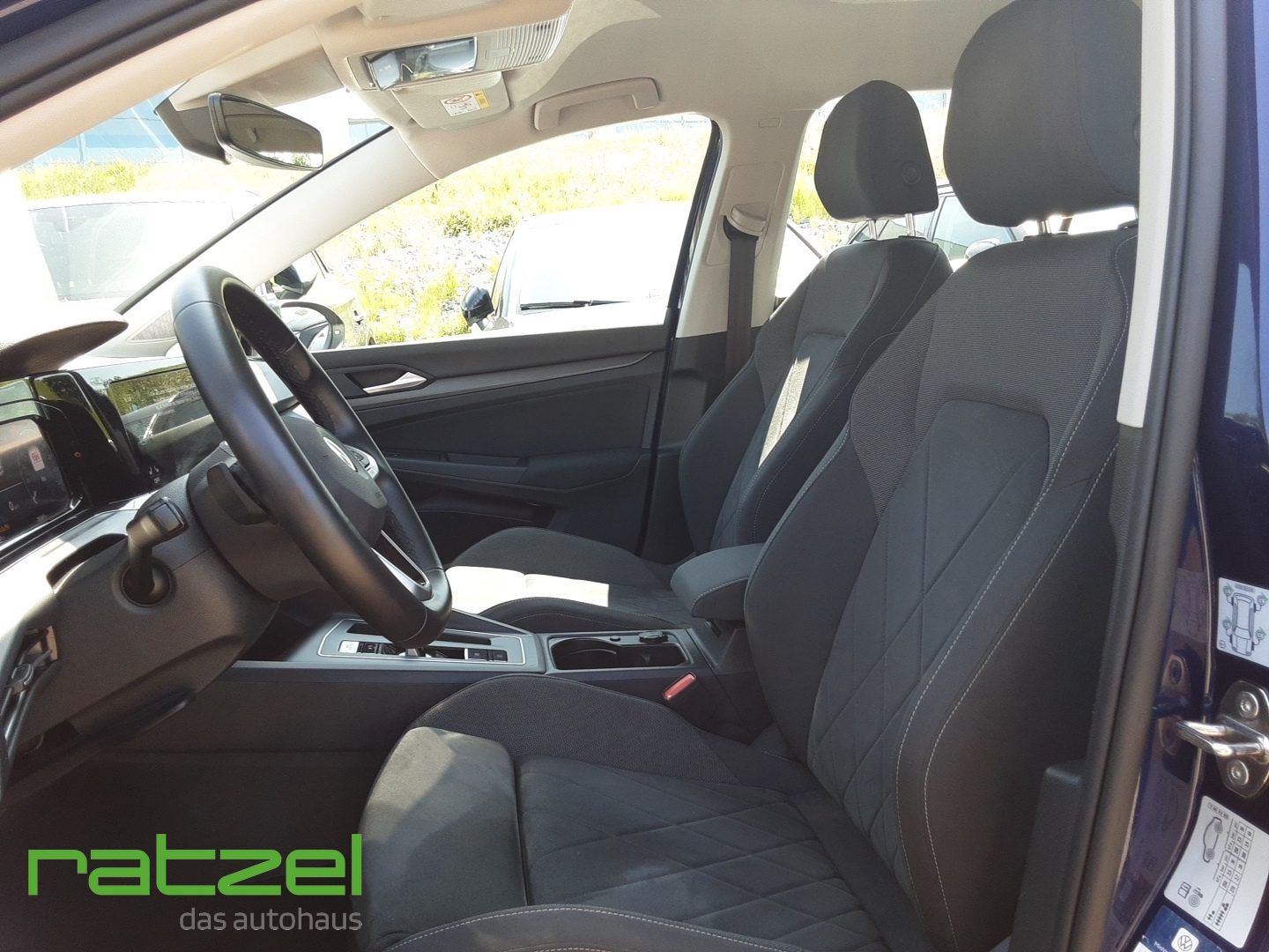 Fahrzeugabbildung Volkswagen Golf VIII Style 1.5 eTSI DSG  Memory Sitze Massa