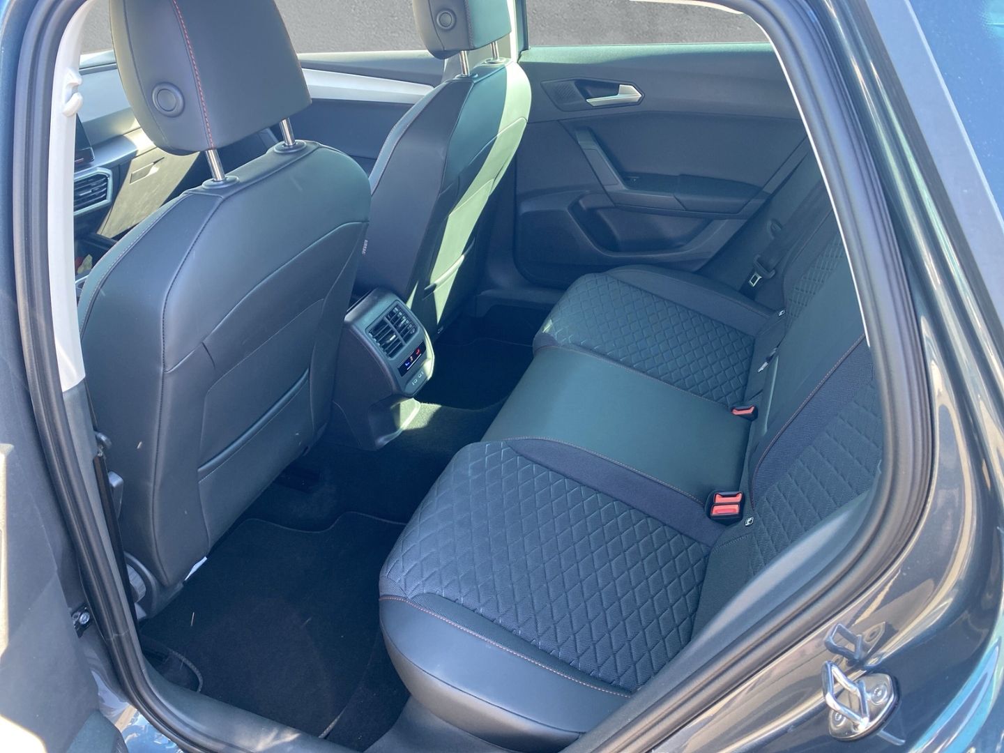Fahrzeugabbildung SEAT Leon Sportstourer FR 2.0 TDI EU6d Navi Digitales