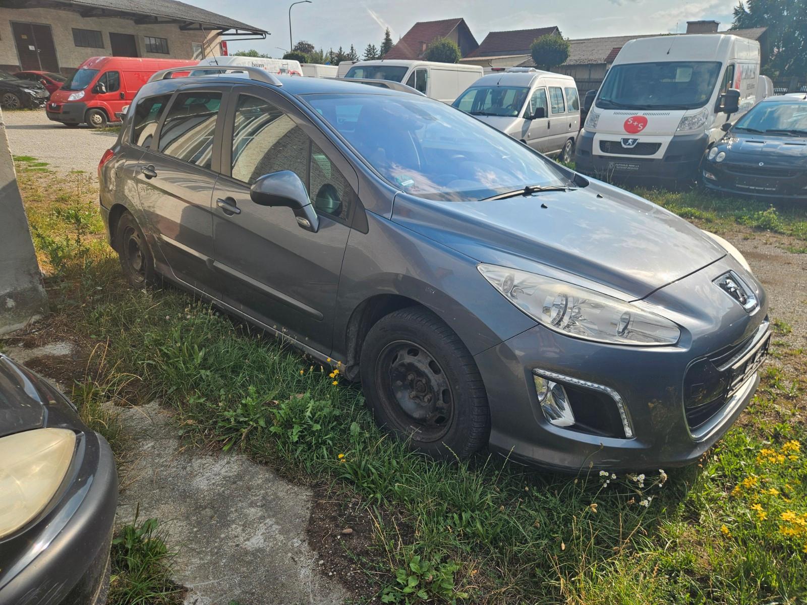 Peugeot 308 2011 — interior