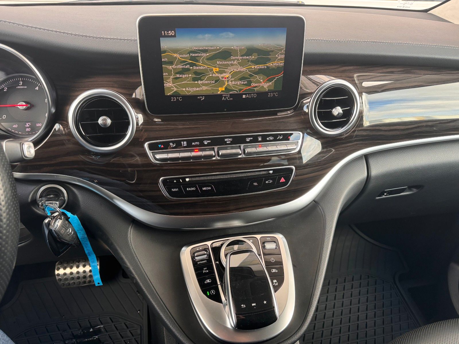 Fahrzeugabbildung Mercedes-Benz V 250 d 4MATIC AVA ED Tisch AHK2,5to DISTRONIC