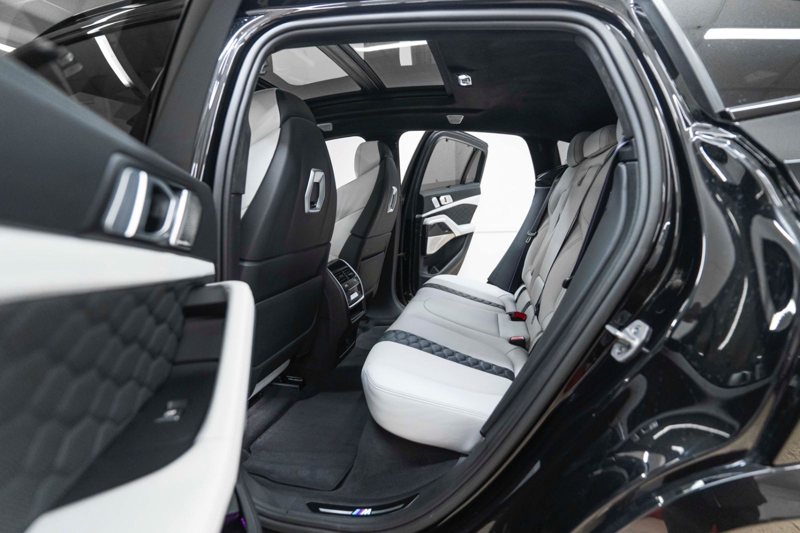 Fahrzeugabbildung BMW X6 M Competition B&W SKY LOUNGE 360° M+S