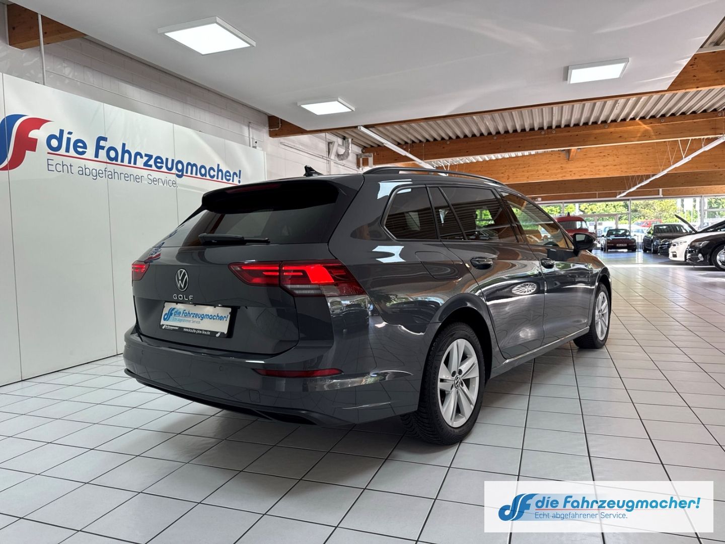 Fahrzeugabbildung Volkswagen Golf VIII Variant Life 2.0 TDI EU6d AHK-klappbar
