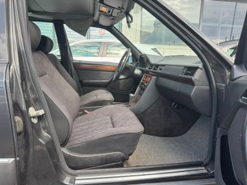 Mercedes E 280 - 11