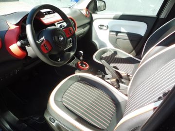 Renault Twingo Techno Electric, 8-fach bereift
